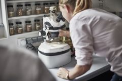 (c)Forum Moderne Landwirtschaft: Pressebild "Grüne Berufe für einen Tag" (Futtermittellabor)