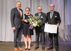 (c)Foto: Landwirtschaftliche Rentenbank: Das beigefügte Bild von der Verleihung des Gerd-Sonnleitner-Preises zeigt von links nach rechts: Joachim Rukwied (Präsident des DBV) mit der Preisträgerin Bettina Hueske, Gerd Sonnleitner (Ehrenpräsident des DBV) und Dr. Horst Reinhardt (Sprecher des Vorstands der Rentenbank) (c)Foto: Landwirtschaftliche Rentenbank: Das beigefügte Bild von der Verleihung des Gerd-Sonnleitner-Preises zeigt von links nach rechts: Joachim Rukwied (Präsident des DBV) mit der Preisträgerin Bettina Hueske, Gerd Sonnleitner (Ehrenpräsident des DBV) und Dr. Horst Reinhardt (Sprecher des Vorstands der Rentenbank)