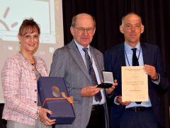 Foto (c): DGfZ; v.l.: Dr. Bettina Bongartz (DGfZ, Dr. Hans Ableiter, Prof. Dr. Jörn Bennewitz, Fachgebietsleiter für Tiergenetik und Züchtung der Universität Hohenheim Foto (c): DGfZ; v.l.: Dr. Bettina Bongartz (DGfZ, Dr. Hans Ableiter, Prof. Dr. Jörn Bennewitz, Fachgebietsleiter für Tiergenetik und Züchtung der Universität Hohenheim
