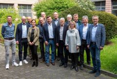 Neuer BRS-Vorstand 2024: ©Dorothee Warder, BRS: (vl): Stephan Schneider, stellv. Geschäftsführer BRS; Georg Geuecke, BRS-Vorsitzender; Georg Hollfelder, stv. Vorsitzender; Dr. Nora Hammer, Geschäftsführerin BRS; Ralf Strassemeyer; Hans-Peter Meyn, stv. BRS-Vorsitzender; Sebastian Gumtz (neu im BRS-Vorstand); Hajo Leyschulte; Peter Kaindl
(neu im BRS-Vorstand); Dr. Manfred Leberecht, stv. BRS-Vorsitzender; Dr. Britta Becke; Joachim Keller; Norbert Meggle; Jürgen Langreder (1. stv. BRS-Vorsitzender). Im Bild fehlt: Jürgen Albers (neu im BRS-Vorstand) Neuer BRS-Vorstand 2024: ©Dorothee Warder, BRS: (vl): Stephan Schneider, stellv. Geschäftsführer BRS; Georg Geuecke, BRS-Vorsitzender; Georg Hollfelder, stv. Vorsitzender; Dr. Nora Hammer, Geschäftsführerin BRS; Ralf Strassemeyer; Hans-Peter Meyn, stv. BRS-Vorsitzender; Sebastian Gumtz (neu im BRS-Vorstand); Hajo Leyschulte; Peter Kaindl
(neu im BRS-Vorstand); Dr. Manfred Leberecht, stv. BRS-Vorsitzender; Dr. Britta Becke; Joachim Keller; Norbert Meggle; Jürgen Langreder (1. stv. BRS-Vorsitzender). Im Bild fehlt: Jürgen Albers (neu im BRS-Vorstand)
