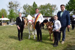 Foto (c): Carolin Nagel - In der jüngsten Altersklasse sicherte sich Anna Sophie Neitzel den Bundessieg im Vorführen. Lina Schmidt wurde Bundesreservesiegerin